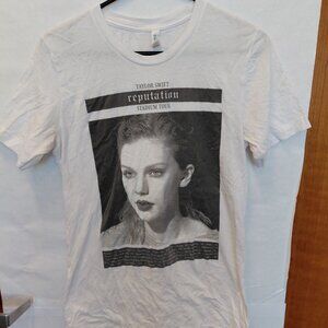 Taylor Swift Reputation Stadium Tour White Graphic T-Shirt S